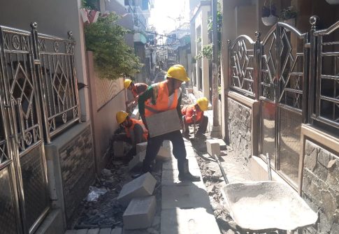 Proyek Pengerjaan Selokan/Saluran Air Jalan Gang Kecil di Wilayah Surabaya